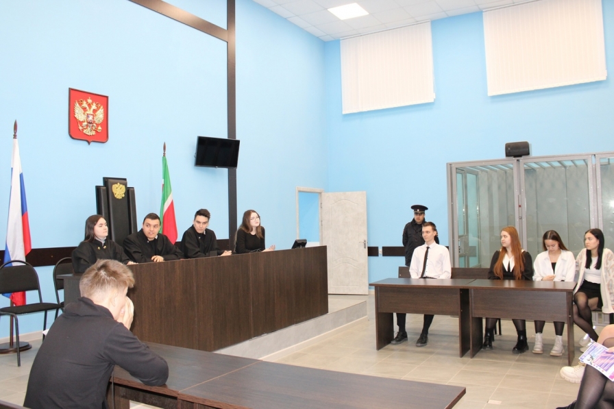 Заинский городской суд пригласил школьников